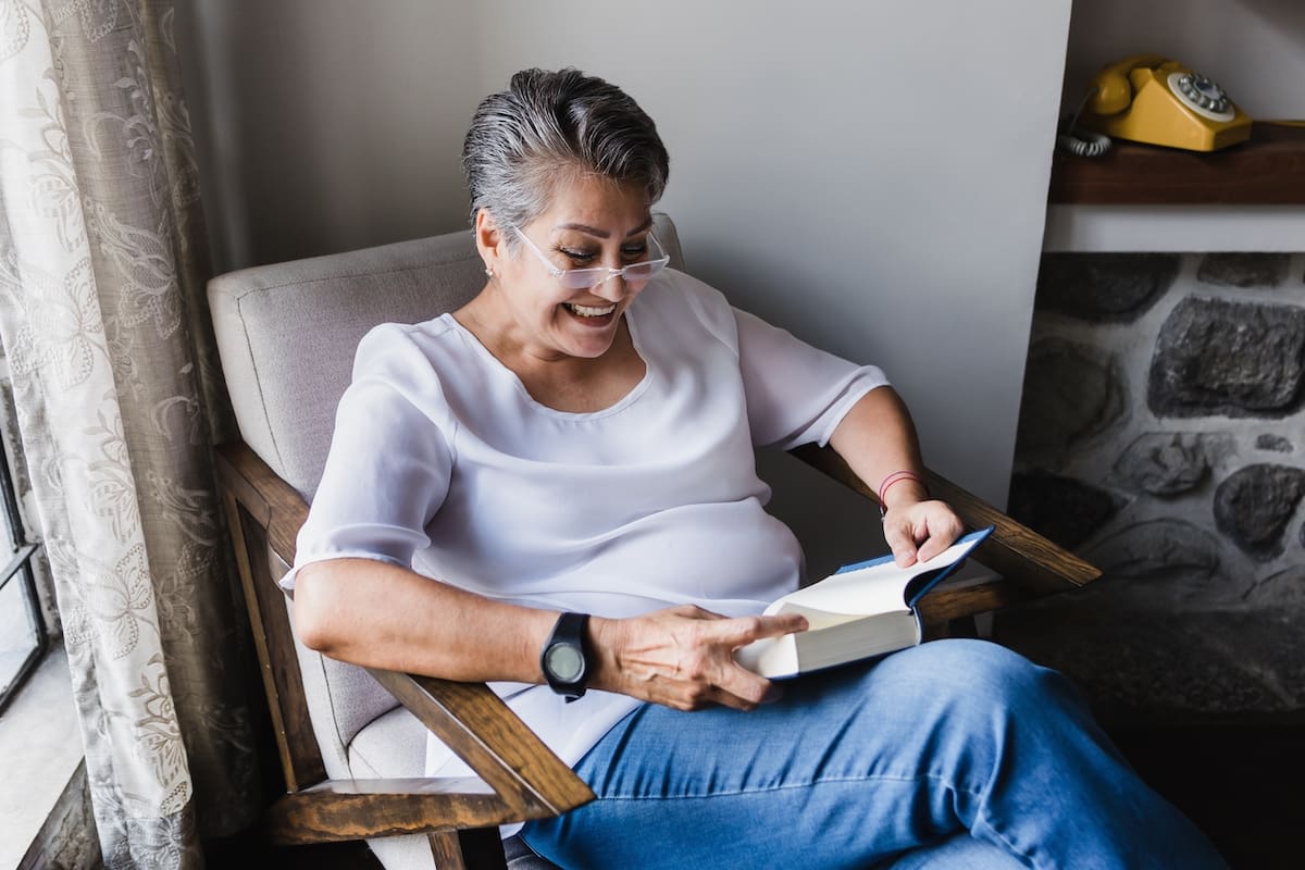 woman reading with glasses