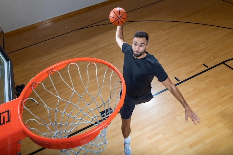 Max Straus, a professional basketball player and EVO ICL patient
